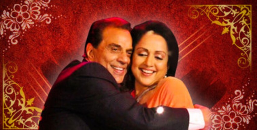 ধর্মেন্দ্র বিয়ে করেছেন বলিউডের ড্রিমগার্ল হেমা মালিনীকে ৷  তাঁরা এক সূত্রে বাঁধা পড়েছিলেন ১৯৭৯ সালের ২১ অগাস্ট ৷ আজও তাঁরা সমান্তরাল ভাবেই ভালবাসার জীবন উজ্জীপন করছেন ৷ আজ হেমা মালিনী সাংসদ ও বটে ৷ 