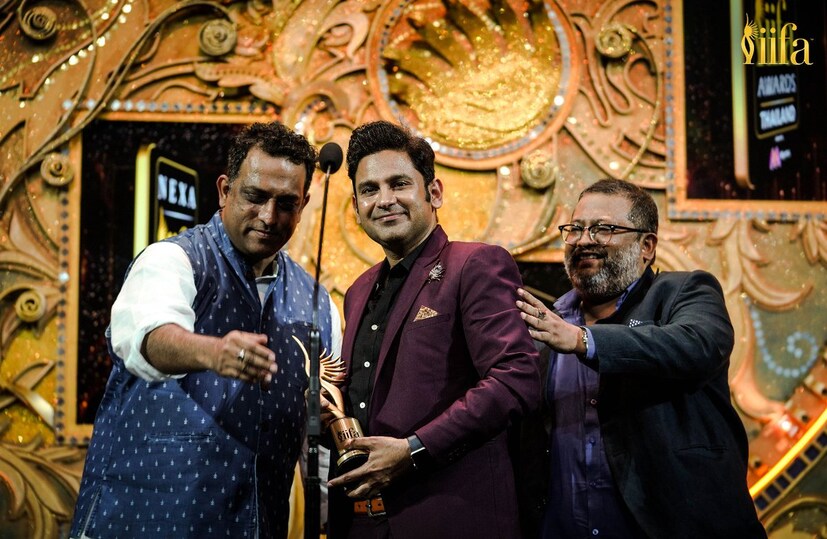 মেরে রাশকে কমড় গানের জন্য সেরা লিরিসিস্ট সম্মান পেলেন নুসরত ফাতেহ আলি খান, মনোজ মুনতাশির (Photo: IIFA Twitter)