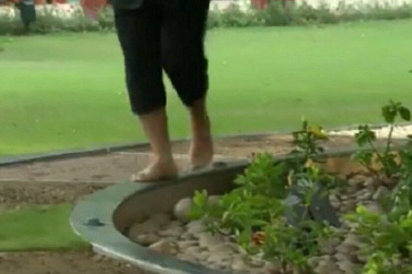 গোলাকার পাথরের রেখার উপর দিয়ে হেঁটে শারীরিক ভারসাম্য রক্ষার উপর জোড় দিচ্ছেন প্রধানমন্ত্রী ৷ ছবি সংগৃহীত ৷