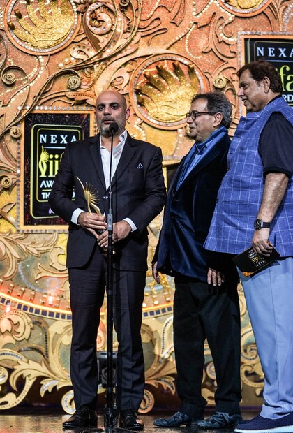 'হিন্দি মিডিয়ম' ছবির জন্য সেরা পরিচালক সম্মান পেলেন সাকেত চৌধুরী (Photo: IIFA Twiter)
