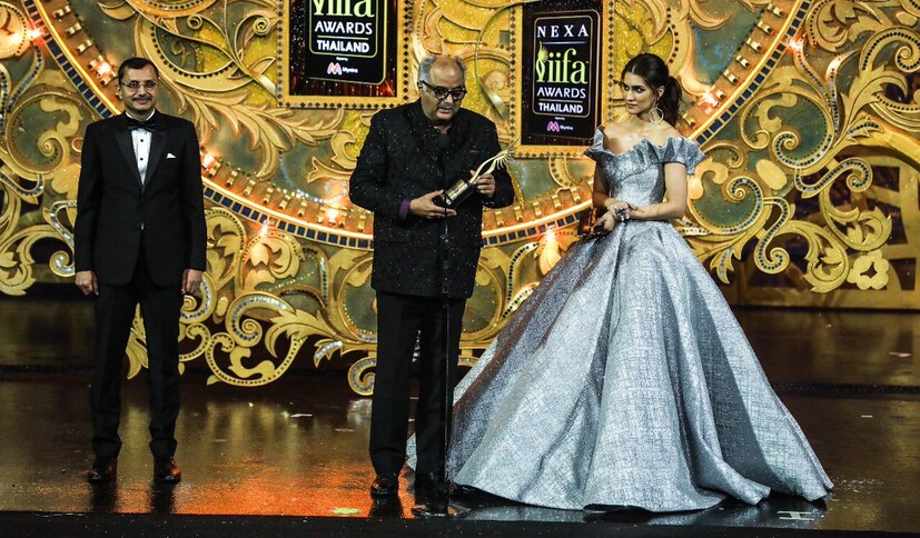 'মম' ছবির জন্য সেরা অভিনেত্রীর সম্মান পেলেন প্রয়াত কিংবদন্তী অভিনেত্রী শ্রীদেবী। তাঁর হয়ে পুরস্কার গ্রহণ করেন বনি কাপুর। (Photo: IIFA Twitter)