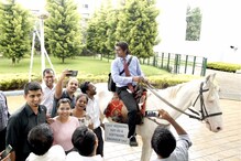 চাকরিতে বিরক্তি, ট্রাফিকে ক্লান্ত, ঘোড়া চড়ে শেষবারের মতো অফিস গেলেন বেঙ্গালুরুর আইটি কর্মী ! চাকরিতে বিরক্তি, ট্রাফিকে ক্লান্ত, ঘোড়া চড়ে শেষবারের মতো অফিস গেলেন বেঙ্গালুরুর আইটি কর্মী !