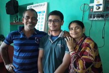 ডাক্তার হওয়ার স্বপ্ন আঁকড়ে মাধ্যমিকে দশম লটারির টিকিট বিক্রেতার ছেলে শুভম রায় ডাক্তার হওয়ার স্বপ্ন আঁকড়ে মাধ্যমিকে দশম লটারির টিকিট বিক্রেতার ছেলে শুভম রায়