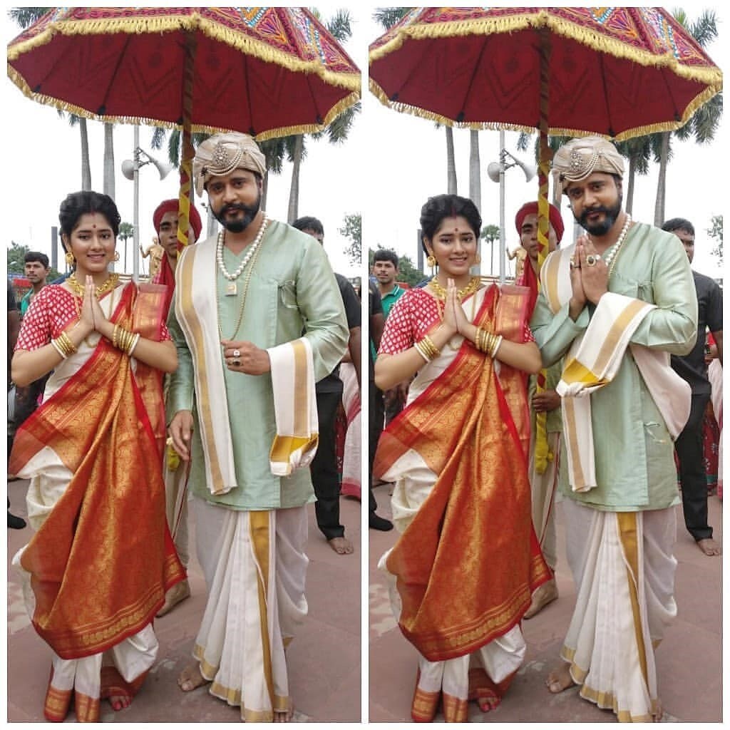 সম্প্রতি দক্ষিণেশ্বর মন্দিরে পুজো দিতে গিয়েছিলেন তিনি ৷ সঙ্গে ছিলেন এই ধারাবাহিকে রাজচন্দ্রের ভূমিকার অভিনেতা গাজি আব্দুন নূরও ৷ ছবি: দিতিপ্রিয়া রায়ের ফ্যান পেজের ইনস্টাগ্রাম হ্যান্ডেলের সৌজন্যে ৷ সম্প্রতি দক্ষিণেশ্বর মন্দিরে পুজো দিতে গিয়েছিলেন তিনি ৷ সঙ্গে ছিলেন এই ধারাবাহিকে রাজচন্দ্রের ভূমিকার অভিনেতা গাজি আব্দুন নূরও ৷ ছবি: দিতিপ্রিয়া রায়ের ফ্যান পেজের ইনস্টাগ্রাম হ্যান্ডেলের সৌজন্যে ৷