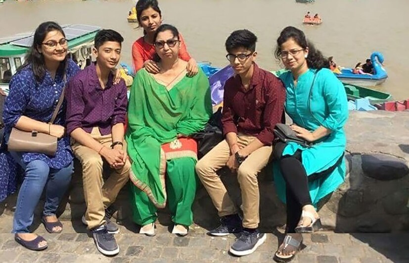 কিন্তু হাতের লেখা নোটগুলি থেকে ভাটিয়ারা আকাল্ট অভ্যাস করতেন বলে মনে করছে পুলিশ ৷ ভাটিয়া পরিবারের ঘনিষ্ঠ তান্ত্রিকের খোঁজও শুরু হয়েছে ৷ (Photo: News18)