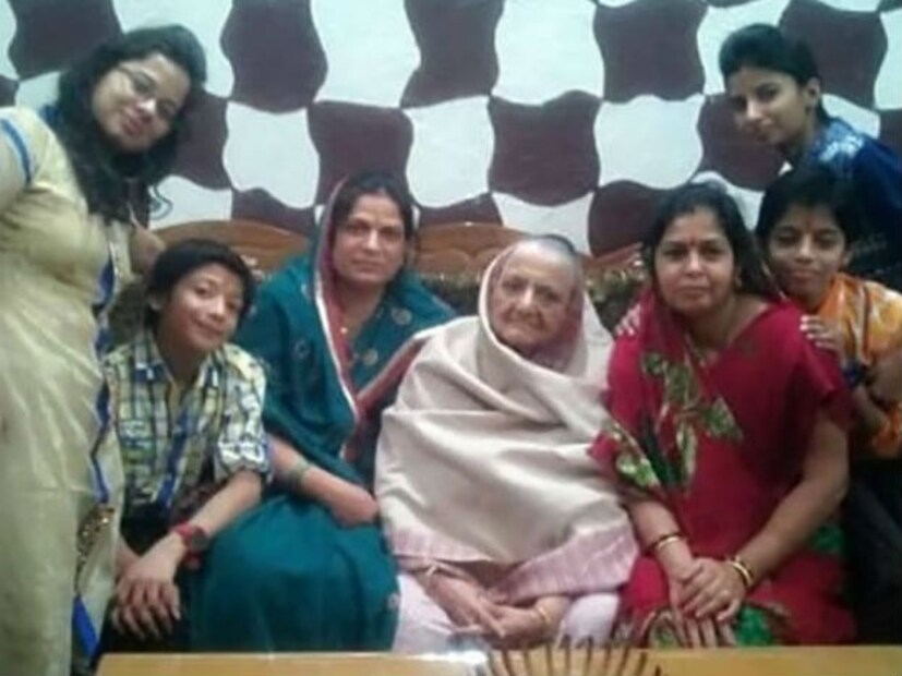ঘর ভর্তি লাশ ! একই পরিবারের ১১ জনের অস্বাভাবিক মৃত্যু ! প্রত্যেকের হাত-পা-মুখ বাঁধা ৷ ১০জন ঝুলছেন সিলিং থেকে ৷ একজন খাটে পড়ে ৷ (Photo: News18)