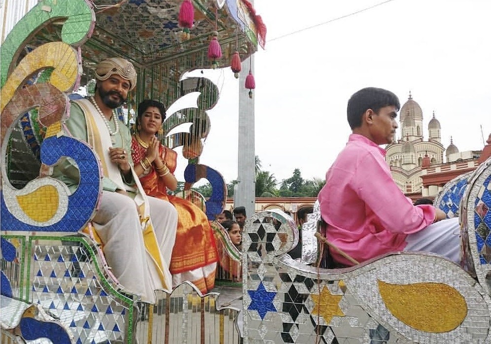 এই মুহূর্তের জনপ্রিয় অভিনেতা-অভিনেত্রী পুজো দিতে আসবেন ৷ সেই কারণে আয়োজনের ব্যবস্থা ছিল এলাহি ৷ ঘোড়ায় টানা রথে চেপে মন্দিরের মূল ফটক পর্যন্ত গিয়েছিলেন তাঁরা ৷ ছবি: দিতিপ্রিয়া রায়ের ফ্যান পেজের ইনস্টাগ্রাম হ্যান্ডেলের সৌজন্যে ৷ এই মুহূর্তের জনপ্রিয় অভিনেতা-অভিনেত্রী পুজো দিতে আসবেন ৷ সেই কারণে আয়োজনের ব্যবস্থা ছিল এলাহি ৷ ঘোড়ায় টানা রথে চেপে মন্দিরের মূল ফটক পর্যন্ত গিয়েছিলেন তাঁরা ৷ ছবি: দিতিপ্রিয়া রায়ের ফ্যান পেজের ইনস্টাগ্রাম হ্যান্ডেলের সৌজন্যে ৷
