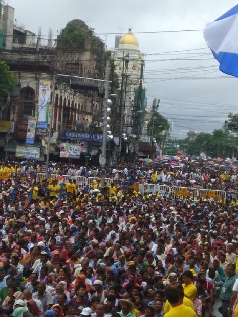 বেলা বাড়ার সঙ্গে সঙ্গেই ধর্মতলায় বেড়েছে ভিড়ের দাপট ৷Picture courtesy: Sujit Nath