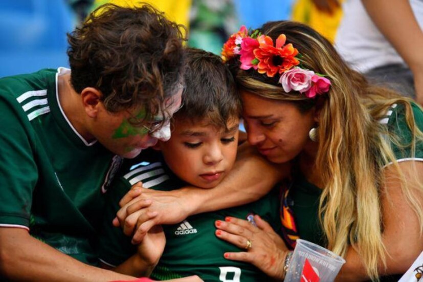হারের পর স্বভাবতই হতাশ মেক্সিকোর সমর্থকরা ৷ Photo Courtesy: Reuters