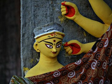 IN PICS: বাজল পুজোর ঘণ্টা ! উমার আসার সময় হল, ব্যস্ত কুমারটুলি