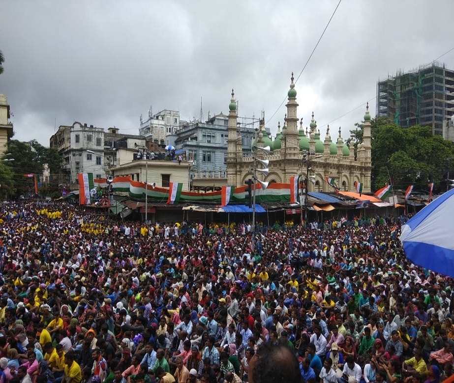 ১৯- মঞ্চ থেকেই ২১ দখলের বার্তা দিলেন মমতা বেলা বাড়ার সঙ্গে সঙ্গেই ধর্মতলায় বেড়েছে ভিড়ের দাপট ৷Picture courtesy: Sujit Nath ১৯- মঞ্চ থেকেই ২১ দখলের বার্তা দিলেন মমতা বেলা বাড়ার সঙ্গে সঙ্গেই ধর্মতলায় বেড়েছে ভিড়ের দাপট ৷Picture courtesy: Sujit Nath