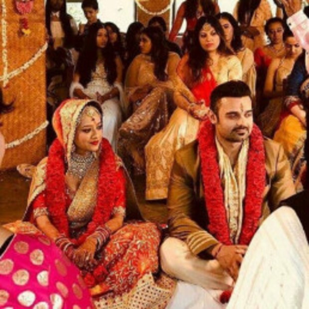 বিয়ের সেই ছবি পোস্ট করে তিনি লেখেন, ‘‘মহিলা এবং ভদ্রলোক, মিস এবং মিসেস চক্রবর্তী’’৷ ছবি: ট্যুইটার