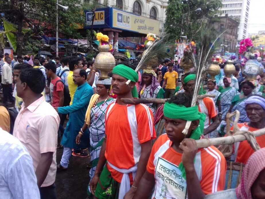 সকাল থেকেই আকাশ ছিল মেঘলা ৷ অঝোরে পড়ছে বৃষ্টি ৷ কিন্তু সেই বৃষ্টি উপেক্ষা করেই ২১ শে জুলাইয়ের মঞ্চে উপচে পড়ছে ভিড় ৷ Picture courtesy: Sujit Nath সকাল থেকেই আকাশ ছিল মেঘলা ৷ অঝোরে পড়ছে বৃষ্টি ৷ কিন্তু সেই বৃষ্টি উপেক্ষা করেই ২১ শে জুলাইয়ের মঞ্চে উপচে পড়ছে ভিড় ৷ Picture courtesy: Sujit Nath