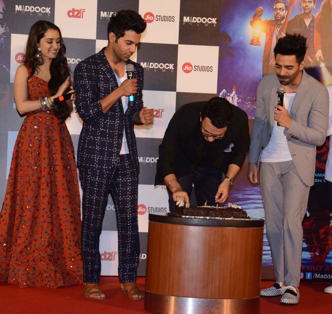 ‘স্ত্রী’ ছবির ট্রেলার লঞ্চে কেক কাটচ্ছেন  দীনেশ ভিজানি। (Image: Viral Bhayani)