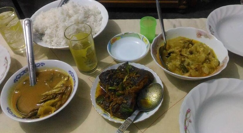 • গ্রহণের সময় রান্না করা সমস্ত খাবার ফেলে দেওয়া হয় ৷ মনে করা হয়, ওই সময় খাবার জীবাণু দ্বারা বিষাক্ত হয়ে যায় ৷