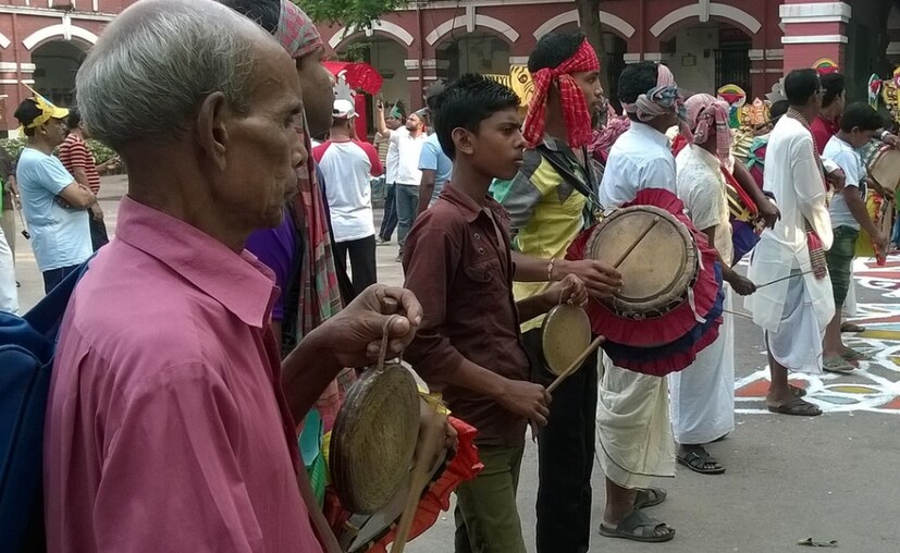 • গ্রহণের সময় শাঁখ, কাঁসর, ঘণ্টা বাজানো হয় ৷ আগে মনে করা হত, রাহুর গ্রাসেই অন্ধকারে ডেকে গিয়েছে চাঁদ ৷ ফলে রাহুকে তুষ্ট করতেই এই কাজ করা হত ৷ 