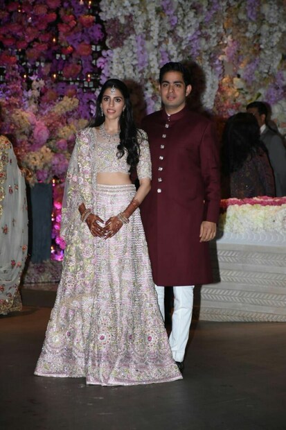 আকাশের পরনে ছিল মেরুন রঙের কুর্তা, অন্যদিকে শ্লোকের পরনে ছিল গোলাপি রঙের লেহেঙ্গা। (Photo: Viral Bhayani) 