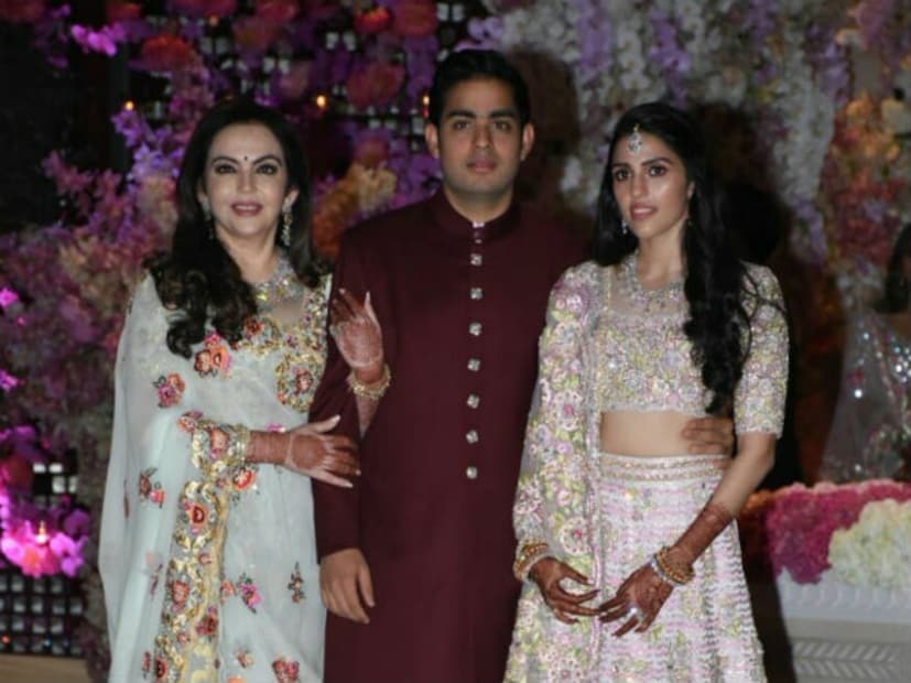 ছোটবেলার বান্ধবী শ্লোক মেহতার সঙ্গে বাগদান সারলেন আকাশ অম্বানি। অম্বানিদের পার্টিতে যেন ঝলমলিয়ে ওঠেন বলিউড তারকারা। (Photo: Viral Bhayani)