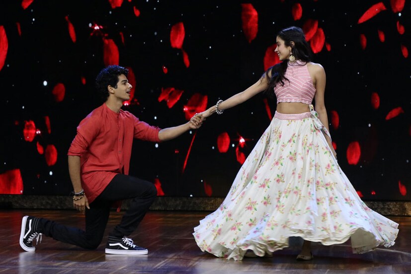 &#039;ধড়ক&#039;-এর টাইটেল ট্র্যাকে নাচ করেন  জাহ্নবী ও ইশান ৷  (Image: Viral Bhayani)