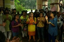 Video: অনশনে পড়ুয়ারা, উপাচার্যের চিঠিতেও মিলল না সুরাহা, বড়সড় আন্দোলনের পথে যাদবপুর Video: অনশনে পড়ুয়ারা, উপাচার্যের চিঠিতেও মিলল না সুরাহা, বড়সড় আন্দোলনের পথে যাদবপুর