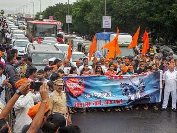 IN PICS: মারাঠিদের জন্য সংরক্ষণের দাবিতে জ্বলছে মহারাষ্ট্র