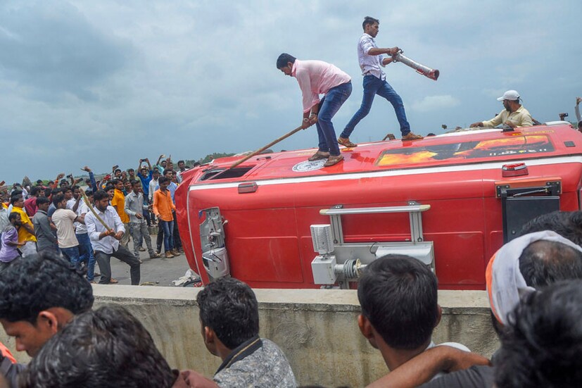 মুম্বই, নবি মুম্বই ও থানেতে বাসে হামলা চালিয়েছে আন্দোলনকারিরা । (Image: PTI)