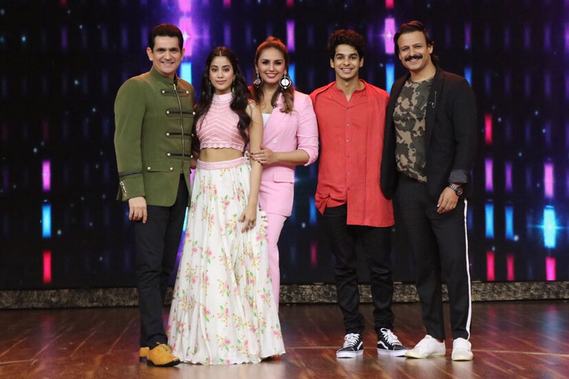 ওমুঙ্গ কুমার, হুমা কুরেশি, বিবেক ওবেরয় সঙ্গে জাহ্নবী ও ইশান (Image: Viral Bhayani)