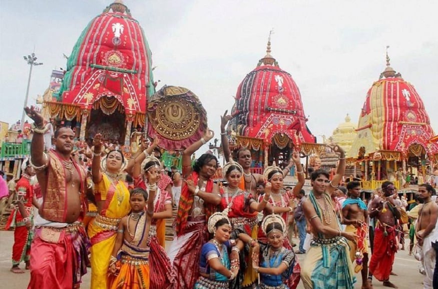 • রথের দিন মন্দির ছেড়ে গুন্ডিচা মন্দিরে মাসির বাড়িতে যান জগন্নাথ ৷ গুন্ডিচা ছিলেন রাজা ইন্দ্রদ্যুম্নের স্ত্রী ৷ ইন্দ্রদ্যুম্নই পুরীর জগন্নাথ মন্দিরের প্রতিষ্ঠাতা ৷ প্রতি বছরই নতুন করে তিনটি রথ তৈরি হয় ৷ তিনটি রথে থাকেন তিন ভাই বোন- জগন্নাথ, বলরাম ও সুভদ্রা ৷ (File Photo) • রথের দিন মন্দির ছেড়ে গুন্ডিচা মন্দিরে মাসির বাড়িতে যান জগন্নাথ ৷ গুন্ডিচা ছিলেন রাজা ইন্দ্রদ্যুম্নের স্ত্রী ৷ ইন্দ্রদ্যুম্নই পুরীর জগন্নাথ মন্দিরের প্রতিষ্ঠাতা ৷ প্রতি বছরই নতুন করে তিনটি রথ তৈরি হয় ৷ তিনটি রথে থাকেন তিন ভাই বোন- জগন্নাথ, বলরাম ও সুভদ্রা ৷ (File Photo)