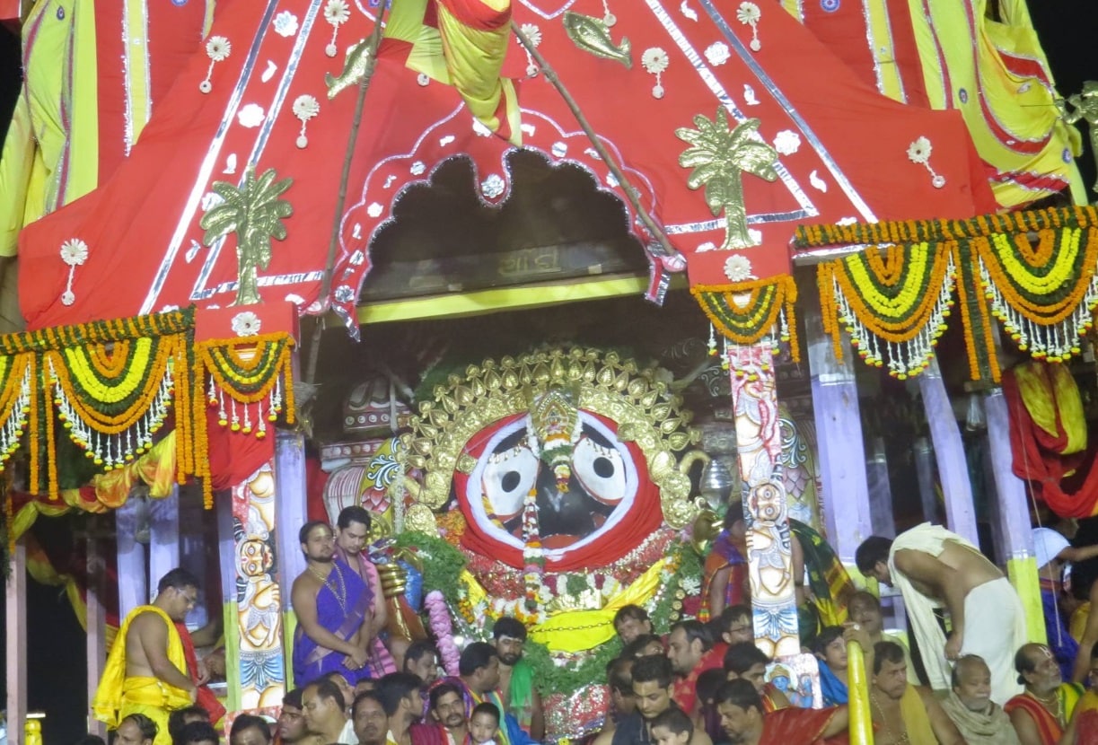 • বলরামের রথের নাম তালধ্বজ ৷ রথে তাঁর সঙ্গী হন রামকৃষ্ণ ৷ তালধ্বজের উচ্চতা ৪৪ ফুট ৷ এই রথে ৬ ফুট ব্যাসের মোট ১৪ চাকা রয়েছে ৷ ৭৬৩ কাঠের টুকরো দিয়ে তৈরি হয় রথ ৷ লাল ও সবুজ কাপড়ে সাজানো হয় তালধ্বজ ৷ (File Photo) • বলরামের রথের নাম তালধ্বজ ৷ রথে তাঁর সঙ্গী হন রামকৃষ্ণ ৷ তালধ্বজের উচ্চতা ৪৪ ফুট ৷ এই রথে ৬ ফুট ব্যাসের মোট ১৪ চাকা রয়েছে ৷ ৭৬৩ কাঠের টুকরো দিয়ে তৈরি হয় রথ ৷ লাল ও সবুজ কাপড়ে সাজানো হয় তালধ্বজ ৷ (File Photo)