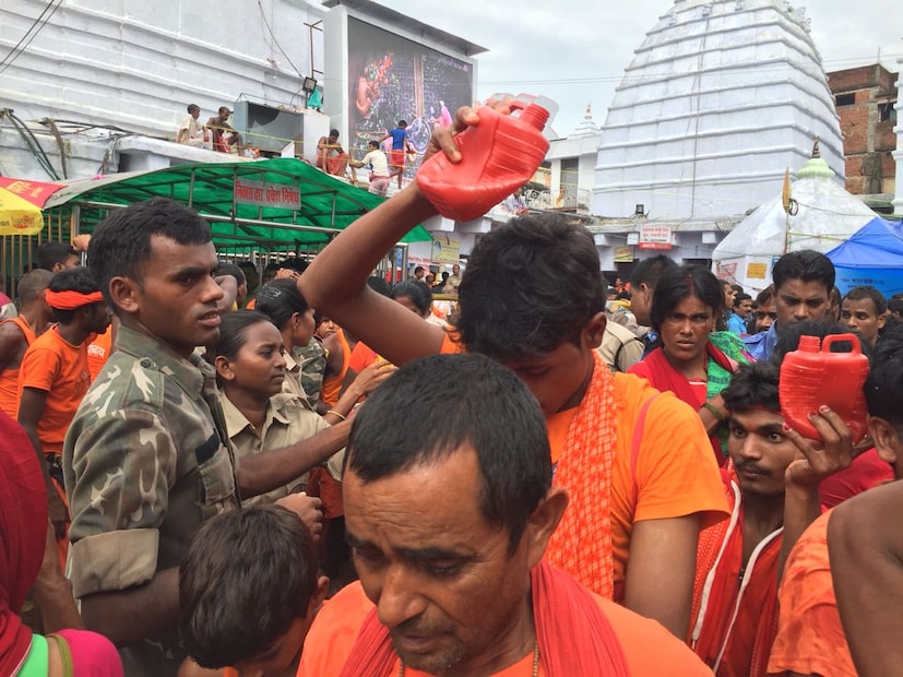 প্রথম সোমবারে শিবের মাথায় জল ঢালতে দেওঘর বৈদ্যনাথ ধামে ভক্তদের ঢল নামে। এদিন দূর দূরান্ত থেকে অগণিত পূণ্যার্থী আসেন শিবলিঙ্গে জল দিতে। (Image: Ajay Lal)