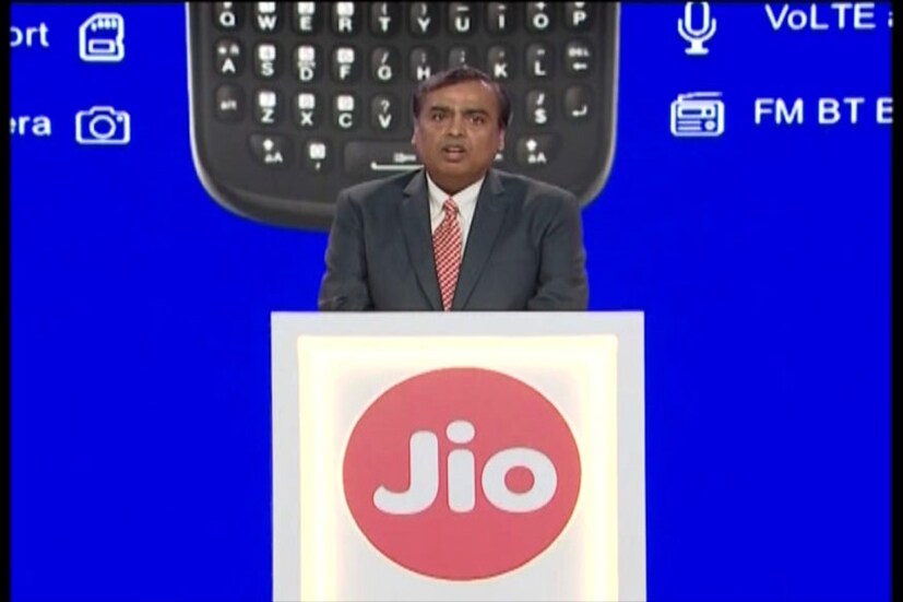 এদিন মুকেশ আম্বানি জানিয়েছেন, বর্তমানে জিও ফোন ব্যবহারকারীর সংখ্যা ২৫ মিলিয়ান ৷ এবার আরও উন্নতমানের পরিষেবা নিয়ে আসছে জিও ফোন ২ ৷ 