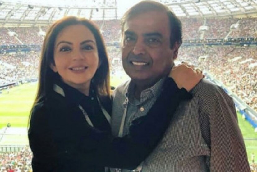 এশিয়ার সবচেয়ে ধনী ব্যক্তিকে তো উপস্থিত থাকতেই হবে গ্যালারিতে । সস্ত্রীক মুকেশ অম্বানি ।