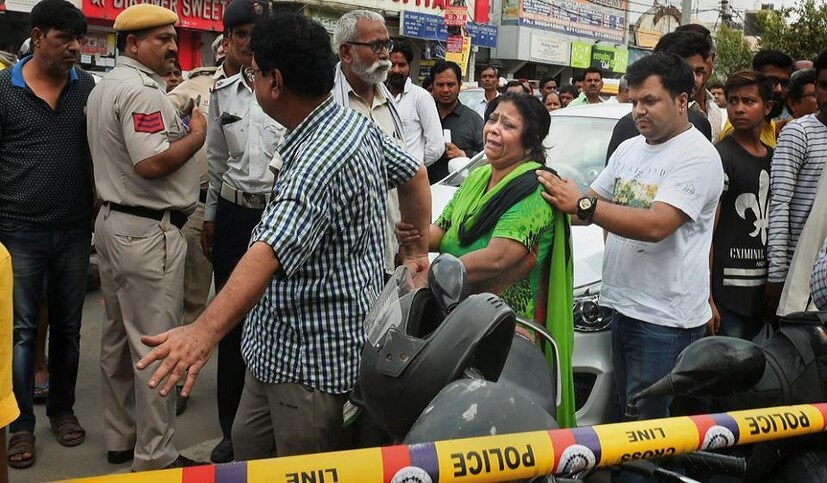 • সকলকে চোখ, মুখ ভাল করে বাঁধতে হবে ৷ যাতে শূণ্য ছাড়া আর কিছুই তাঁরা দেখতে না পান ৷ দড়ির পাশাপাশি সুতির শাড়ি বা ওড়না ব্যবহারের নির্দেশ দেওয়া হয়েছিল ৷ এতেই মোক্ষ লাভ হবে এমনও বলা হয়েছিল ৷ ছবি: পিটিআই ৷