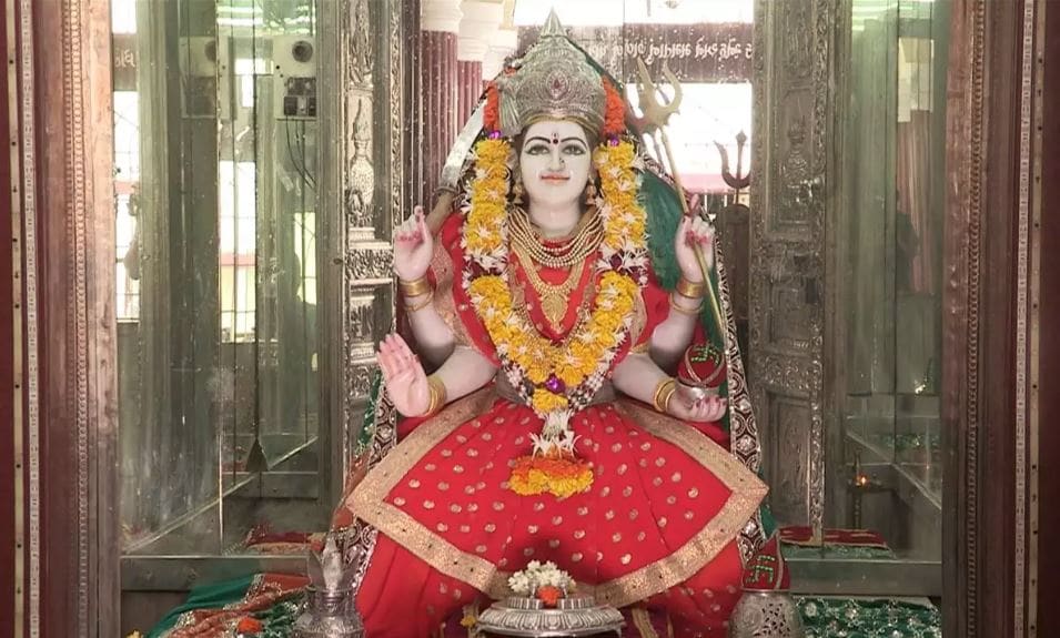 শুক্রবার শক্তি আরাধনার বার ৷ দেবী দুর্গা ও সন্তোষী মা-র আরাধনা করুন শুক্রবার ৷ লাল কাপড় ও লাল ফুল দিয়ে দেবীর অর্চনা করা উচিত ৷ শাস্ত্র অনুযায়ি গণেশের কন্যা সন্তোষী মা ৷ কেশর, শুকনো ফল দিয়ে মায়ের পুজোয় ফল মেলে হাতেনাতে ৷ Photo Source- Collected শুক্রবার শক্তি আরাধনার বার ৷ দেবী দুর্গা ও সন্তোষী মা-র আরাধনা করুন শুক্রবার ৷ লাল কাপড় ও লাল ফুল দিয়ে দেবীর অর্চনা করা উচিত ৷ শাস্ত্র অনুযায়ি গণেশের কন্যা সন্তোষী মা ৷ কেশর, শুকনো ফল দিয়ে মায়ের পুজোয় ফল মেলে হাতেনাতে ৷ Photo Source- Collected