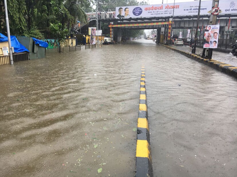 মুম্বইয়ের বিভিন্ন এলাকা প্রায় জলের তলায় ৷ প্রায় স্তব্ধ মুম্বই ৷  (Image: Raj/News18)