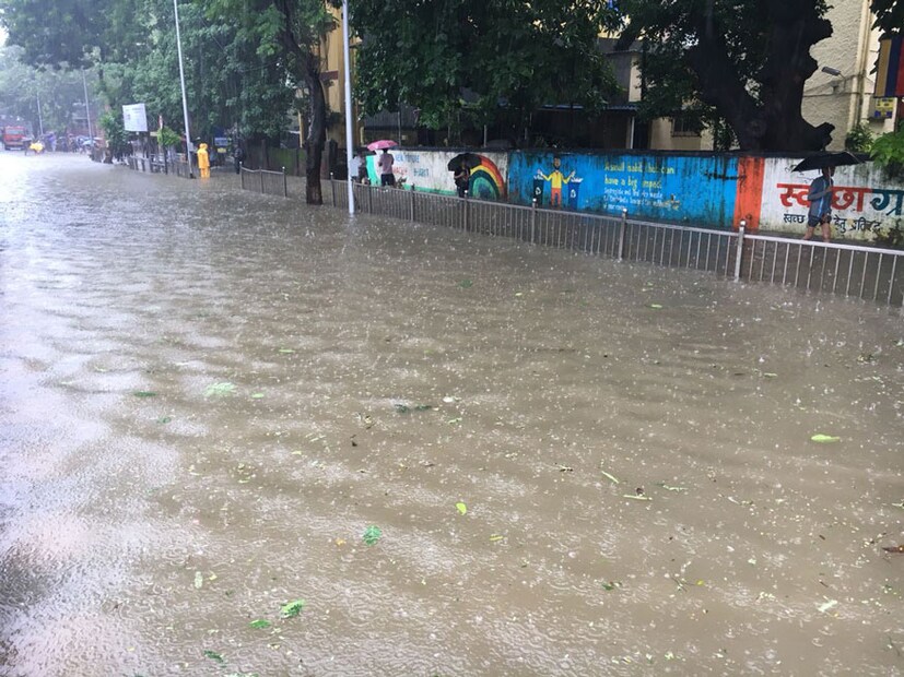 চিন্তা আরও বাড়িয়েছে আবহাওয়া দফতরের পূর্বাভাস। পূর্বাভাসে বলা হয়েছে সোমবার সকাল পর্যন্ত ভারী থেকে অতি ভারী বৃষ্টি হবে মুম্বই জুড়ে। (Image: Raj/News18)