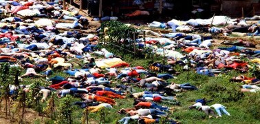 জোন্সটাউনধর্মীয় অন্ধবিশ্বাসে মৃত্যুর ইতিহাস ঘাঁটলে উঠে আসে জোন্সটাউন ম্যাসাকারের স্মৃতি । মার্কিন যুক্তরাষ্ট্রের গিয়ানার জোন্সটাউনে জিম জোনসের নেতৃত্বে হাড় হিম করা সেই সুইসাইড ট্র্যাপ । সায়ানাইড মিশ্রিত তরল পান করে একসঙ্গে মৃত্যুবরণ করেন জিমের ৯০৯ জন অনুগামী । এদের মধ্যে ছিল ২০০ জন শিশু । নিজেরা মরার আগে শিশুদের খুন করেন বাবা, মায়েরা । ১৯৫০ সালে ক্রিশ্চান ধর্মের একটি শাখা জাতিবিদ্বেষে রুদ্ধ হয়ে ওঠে । ১৯৭১ সালের মধ্যে যা ছড়িয়ে জোন্সটাউনে । জিম জোনসের নেতৃত্বে চরম পরিণতি । জোন্সটাউনধর্মীয় অন্ধবিশ্বাসে মৃত্যুর ইতিহাস ঘাঁটলে উঠে আসে জোন্সটাউন ম্যাসাকারের স্মৃতি । মার্কিন যুক্তরাষ্ট্রের গিয়ানার জোন্সটাউনে জিম জোনসের নেতৃত্বে হাড় হিম করা সেই সুইসাইড ট্র্যাপ । সায়ানাইড মিশ্রিত তরল পান করে একসঙ্গে মৃত্যুবরণ করেন জিমের ৯০৯ জন অনুগামী । এদের মধ্যে ছিল ২০০ জন শিশু । নিজেরা মরার আগে শিশুদের খুন করেন বাবা, মায়েরা । ১৯৫০ সালে ক্রিশ্চান ধর্মের একটি শাখা জাতিবিদ্বেষে রুদ্ধ হয়ে ওঠে । ১৯৭১ সালের মধ্যে যা ছড়িয়ে জোন্সটাউনে । জিম জোনসের নেতৃত্বে চরম পরিণতি ।