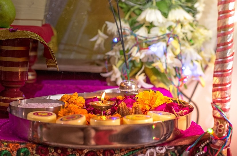 • ঠাকুর ঘরের দরজা যেন লোহার না হয় ৷ সেই দরজা যেন স্বয়ংক্রিয়ভাবে বন্ধ না হয়ে যায় ৷ ঠাকুরঘর এমন জায়গায় তৈরি করতে হবে যাতে সারাদিন তাতে আলো বাতাস চলাচল করে ৷ এমনটা না হলে নেগেটিভ এনার্জি প্রভাব বিস্তার করতে পারে না ৷