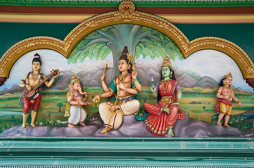 • ঠাকুরঘরে ঘণ্টা রাখতেই হবে এবং পুজোর পর নিয়ম করে ঘণ্টা বাজাতে হবে ৷ এতেও নেগেটিভ এনার্জি দূরে চলে যায় ৷