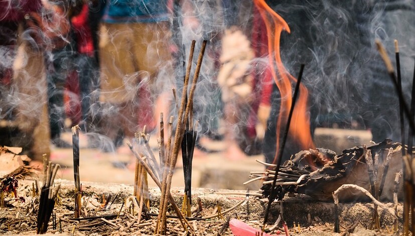 • বাস্তু মতে ঠাকুরঘরের দেওয়ালে হলুদ, সাজা বা হালকা নীল রং করতে হবে ৷ মেঝের রং হওয়া উচিত সাদা ৷ বাথরুম আর রান্নাঘরের থেকে দূরে রাখতে হবে ঠাকুরঘর ৷