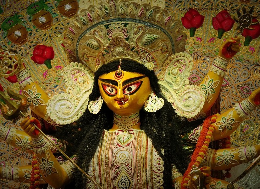 • বাস্তুশাস্ত্র অনুসারে ঠাকুর ঘরে রাখা পুজোর সামগ্রি যেন দক্ষিণ-পূর্ব দিকে মুখ করে থাকে। 