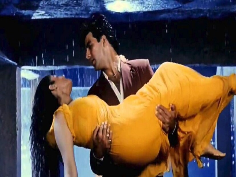কলকাতা বৃষ্টিতে ভয় পাবেন না ৷ ভিজুন ৷ ভিজলে মিলবে অনেক উপকার ! বৃষ্টি হচ্ছে যখন তখন ৷ কখনও তুমুল কখনও ঝিরঝিরে বৃষ্টি ৷ কিন্তু এই বৃষ্টি পেরিয়ে বাইরে বেরোতে খুবই বিরক্ত লাগে ৷ সেটাই স্বাভাবিক ৷ কারণ ভিজে গায়ে কোথাও যেতে তো অস্বস্তি হবেই ৷ আর সঙ্গে ভয় ৷ বৃষ্টিভেজার ফলে হতে পারে সর্দি-কাশি ৷ শুধু তাই নয়, এর থেকে হতে পারে আরও অনেক গভীর অসুখ ৷ তবে ভয় কাটিয়ে বৃষ্টিতে ভিজলে থাকবেন সুস্থ ও মনও থাকবে ভাল ! শুনতে অবাক লাগলেও, এটাই সত্যি ৷ তবে খুব বেশিক্ষণ ভিজবেন না ৷ আর অন্তঃসত্ত্বারা কোনভাবে ভিজবেন না বৃষ্টিতে ৷ Photo: Youtube