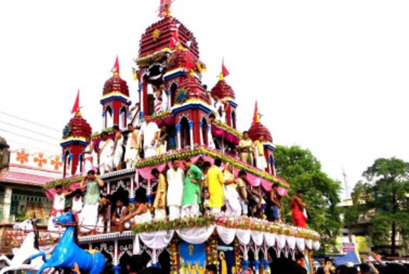 পশ্চিমবঙ্গের মাহেশের রথযাত্রার সঙ্গে জড়িয়ে রয়েছে বহু প্রাচীন ইতিহাস । ১৮৭৫ সালে রথযাত্রার উত্সবের সময় একটি বাচ্চা মেয়ে ভিড়ে হারিয়ে যায় । যাকে খুঁজতে পথে নেমেছিলেন সেই সময়ের ডিস্ট্রিক্ট ম্যাজিস্ট্রেট বঙ্কিমচন্দ্র চট্টোপাধ্যায় । যেই ঘটনা উঠে এসেছে রাধারাণী উপন্যাসে । 