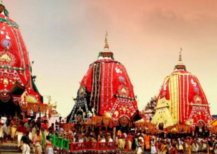 প্রতি বছর রথযাত্রায় পুরীতে তৈরি করা হয় তিনটি নতুন কাঠের রথ । ২ মাস ধরে তৈরি হয় ৪৫ ফুট উঁচু, ৩৫ বর্গফুটের একেকটি রথ । রথ ঢাকতে লাগে ১২০০ মিটার কাপড় । ১৪-১৫ জন দর্জি সেলাই করেন সেই কাপড় । 