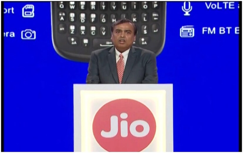 ফের জিও ধামাকা। পনেরোই অগাস্ট বাজারে আসছে নতুন জিও ফোন। জিও ফোন টু। জিও-এর আগের ফোনের তুলনায় জিও ফোন টু এবার একেবারে অন্য চেহারায়। 