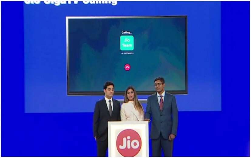 এর পাশাপাশি জিও আনছে মনসুন হাঙ্গামা। বৃহস্পতিবার মুম্বইয়ে ছিল রিলায়েন্সের বার্ষিক সাধারণ সভা। এখানেই ঘোষণা করা হয়, জিও এবার বাজারে আনতে চলেছে ফিক্সড লাইন ব্রডব‍্যান্ড কানেকটিভিটি পরিষেবা। নাম - জিও গিগা ফাইবার সার্ভিস। শুধু আর কদিনের অপেক্ষা। তারপরই হাতে নতুন জিও ফোন। নতুন জিও ব্রডব্যান্ড। 