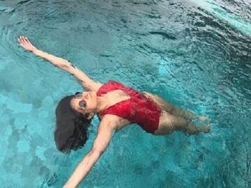 লাল মোনোকিনিতে নীল পুলে আগুন ধরালেন উর্বশী ....
