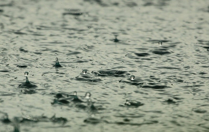 বৃষ্টির জল শুদ্ধ- বৃষ্টির জলে থাকে অ্যালকেলাইন ৷ তাই এই জলে ভিজলে রোগের আশঙ্কা কম ৷ অনেক সময় এই জল জমিয়ে রেখে পরবর্তীকালে ব্যবহারও করা হয় ৷ Photo Collected বৃষ্টির জল শুদ্ধ- বৃষ্টির জলে থাকে অ্যালকেলাইন ৷ তাই এই জলে ভিজলে রোগের আশঙ্কা কম ৷ অনেক সময় এই জল জমিয়ে রেখে পরবর্তীকালে ব্যবহারও করা হয় ৷ Photo Collected