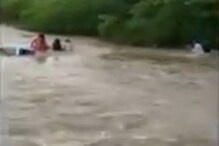 জলে ডুবছে গাড়ি, প্রাণ হাতে নিয়ে গাড়ির ছাদে গোটা পরিবার জলে ডুবছে গাড়ি, প্রাণ হাতে নিয়ে গাড়ির ছাদে গোটা পরিবার