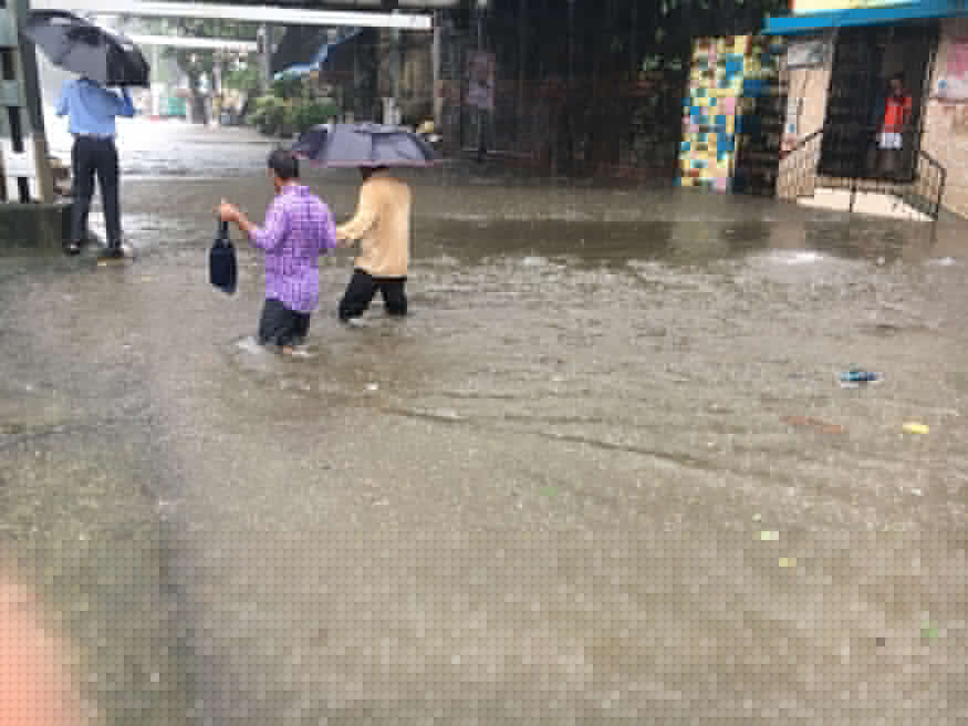কিন্তু রাত থেকে রবিবার বেলা পর্যন্ত যেভাবে বৃষ্টির তীব্রতা বাড়িয়েছে তাতে মাথায় হাত পড়েছে মুম্বইবাসীদের। (Image: Raj/News18)